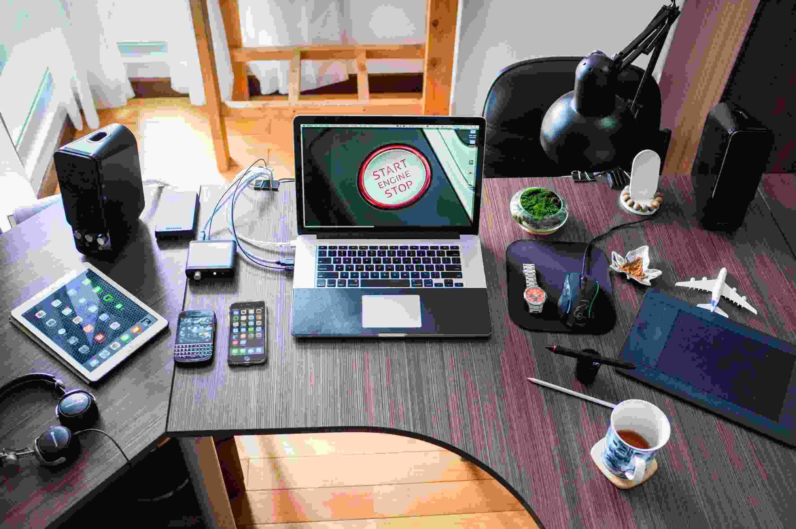 Read more about the article Creating the Perfect Computer Desk Setup for Productivity